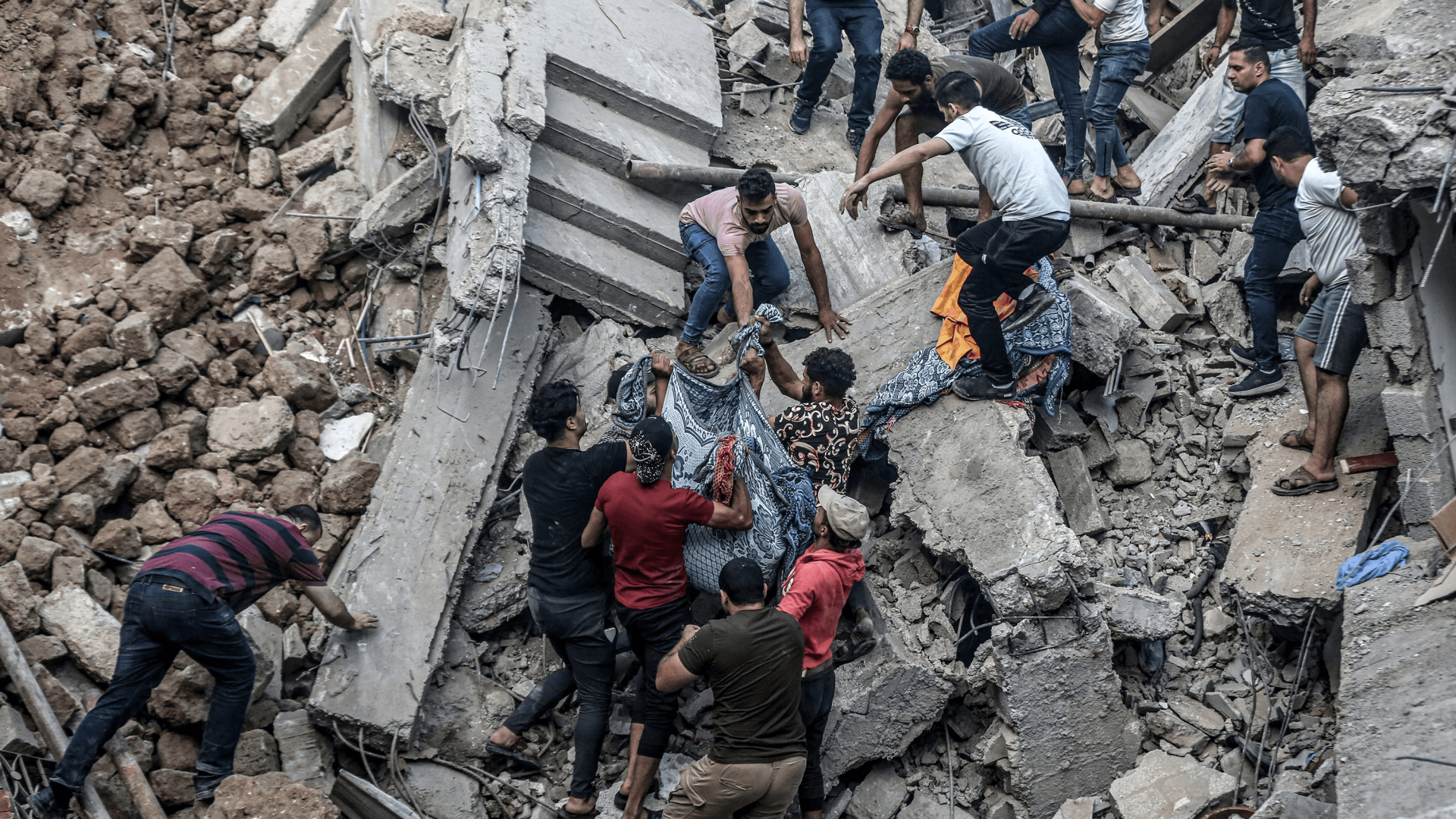 Esfuerzos de búsqueda y rescate en la histórica iglesia ortodoxa griega de San Porfirio tras un ataque aéreo israelí en Gaza.