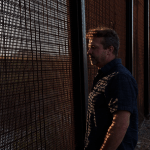 Sami DiPasquale mira a través de la cerca alambrada a lo largo de la frontera entre EE. UU. y México en El Paso, Texas.