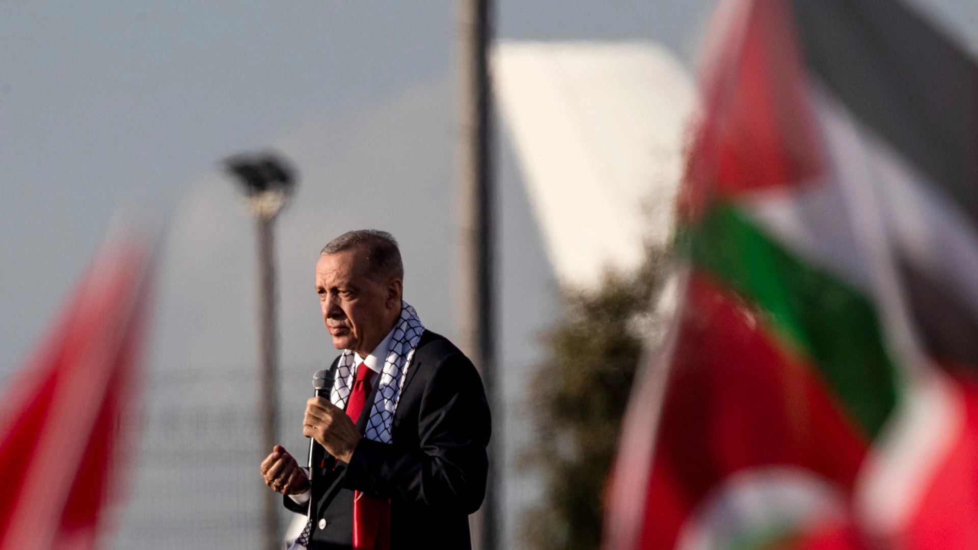 El presidente de Turquía, Recep Tayyip Erdoğan, habla durante una marcha en solidaridad con los palestinos de Gaza.