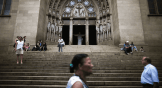 Personas frente a la puerta de una iglesia católica en Brasil.