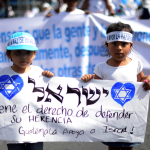 Personas muestran su apoyo a Israel en una marcha en las calles de Ciudad de Guatemala.