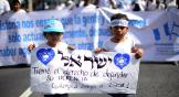 Personas muestran su apoyo a Israel en una marcha en las calles de Ciudad de Guatemala.