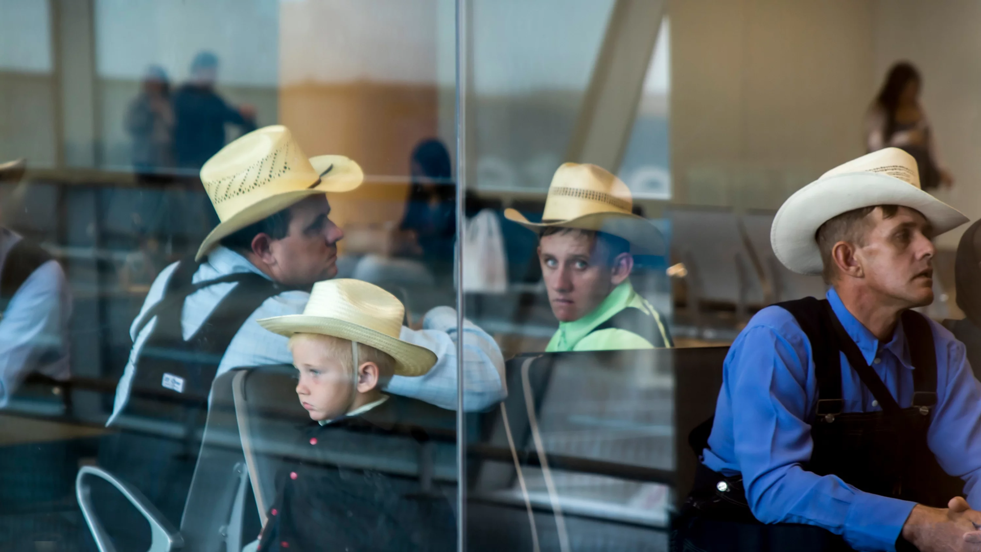 Un grupo de inmigrantes menonitas en la sala de espera del Aeropuerto Internacional Jorge Chávez en Lima, Perú.