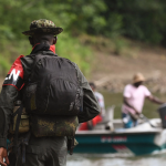 Guerrilleros del Ejército de Liberación Nacional patrullan cerca del río Baudo, en Colombia.