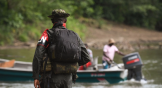 Guerrilleros del Ejército de Liberación Nacional patrullan cerca del río Baudo, en Colombia.