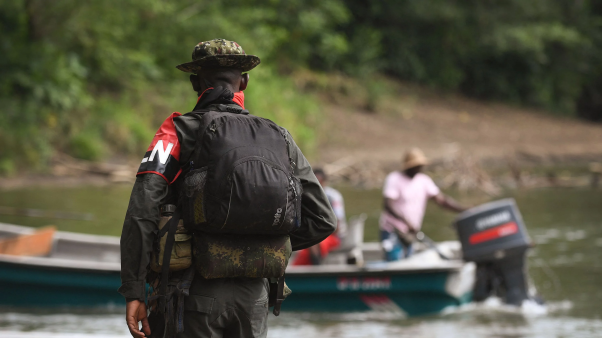 Guerrilleros del Ejército de Liberación Nacional patrullan cerca del río Baudo, en Colombia.