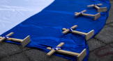 Cruces sobre una bandera de Nicaragua.