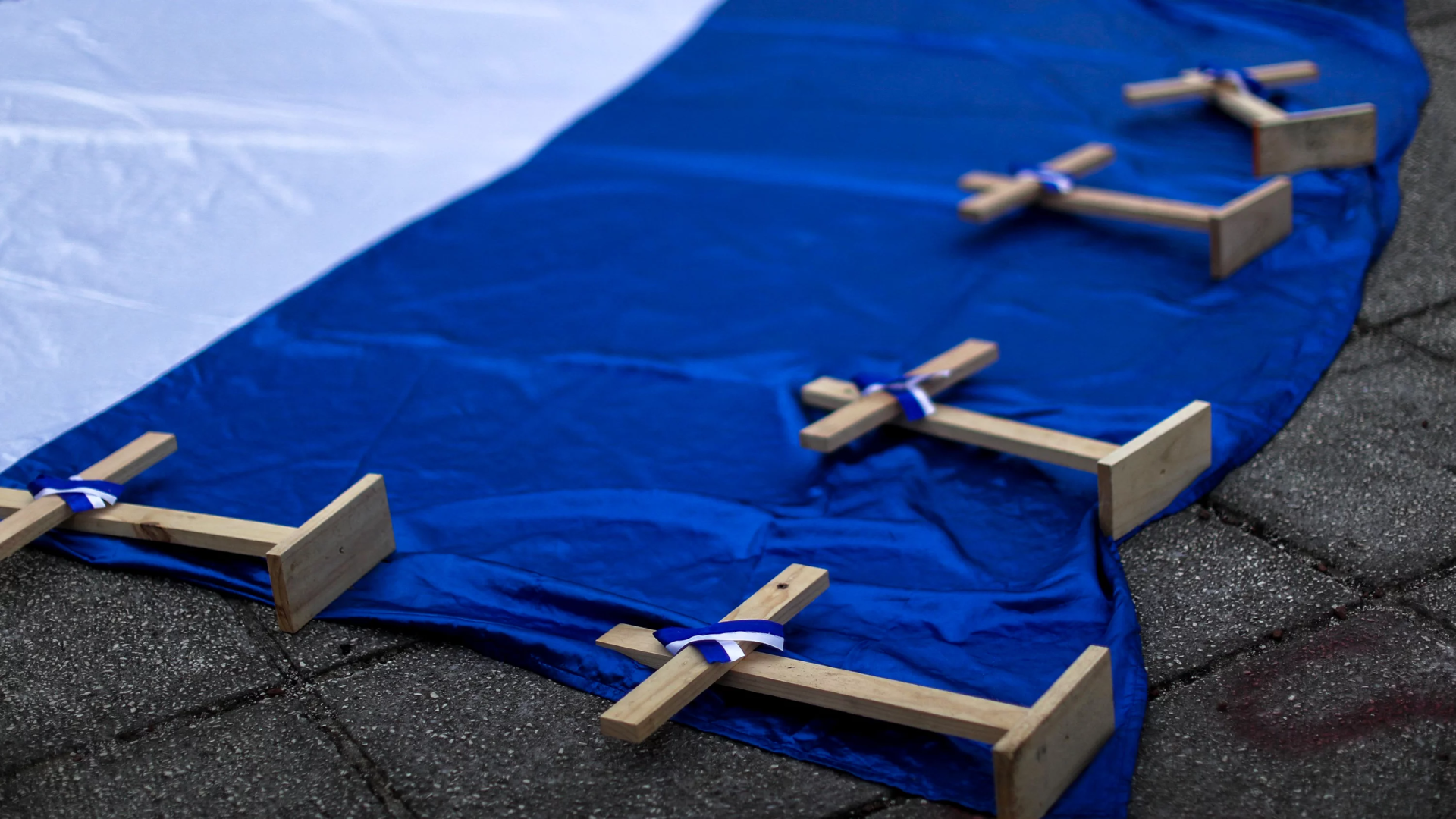 Cruces sobre una bandera de Nicaragua.