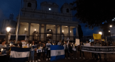 Un grupo de nicaragüenses realizan una manifestación frente a la Catedral de San José en Costa Rica para protestar por la detención del obispo Rolando Álvarez en 2022.