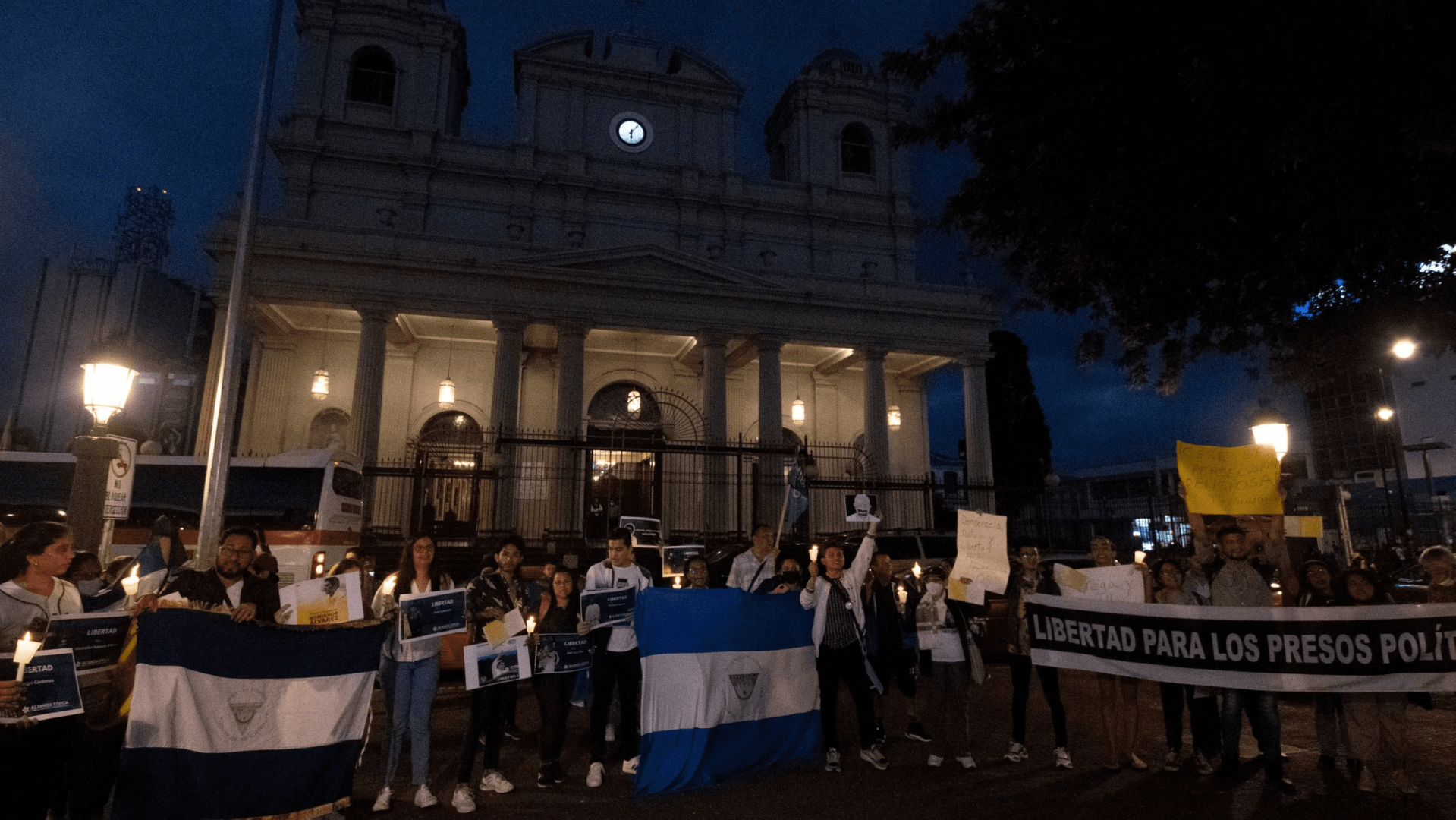 Un grupo de nicaragüenses realizan una manifestación frente a la Catedral de San José en Costa Rica para protestar por la detención del obispo Rolando Álvarez en 2022.