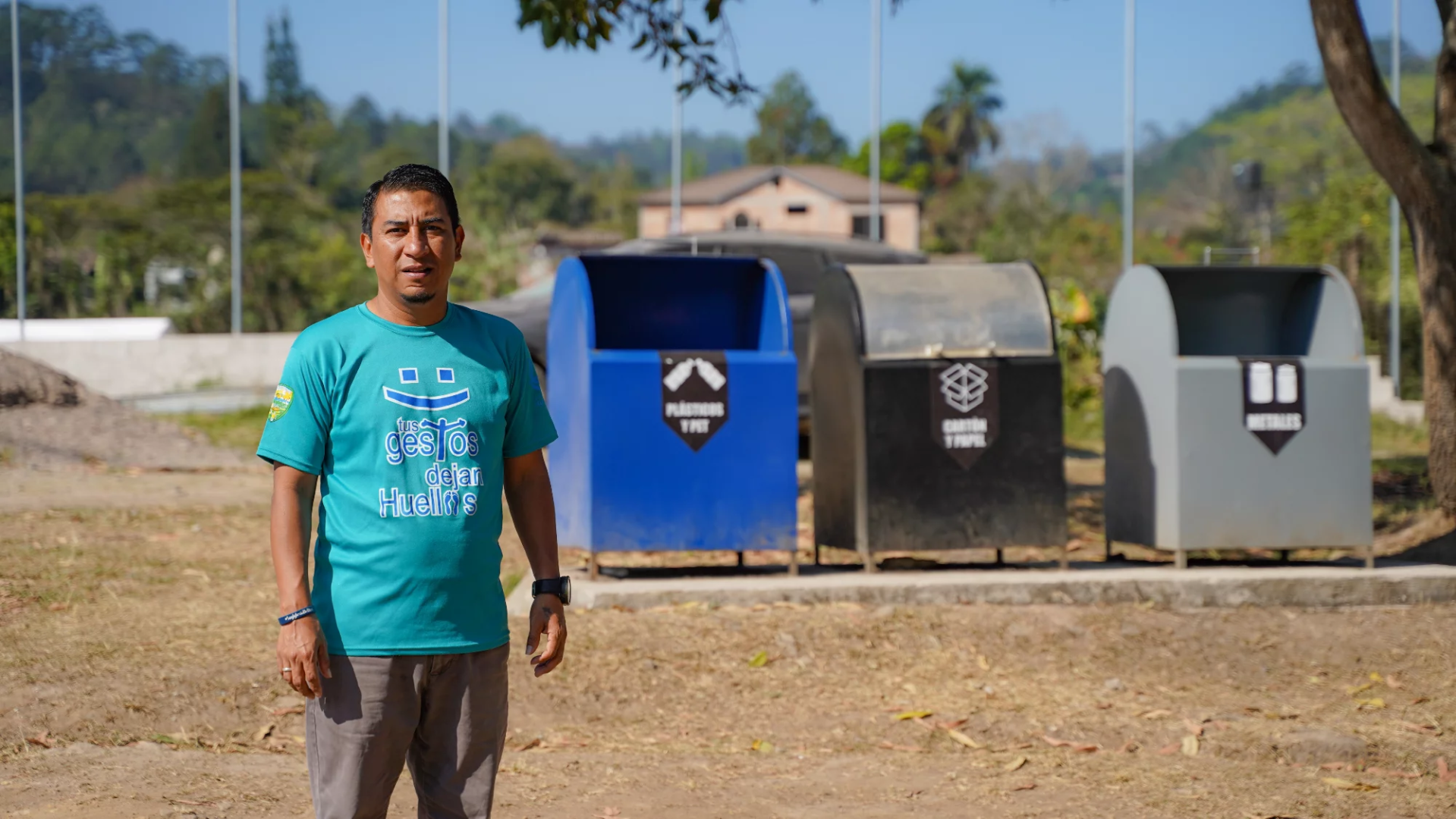 El pastor Wilfredo Vásquez recoge y separa basura en Honduras.