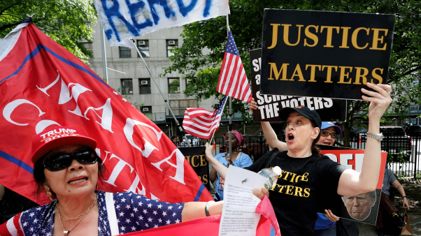 Partidarios y detractores del expresidente estadounidense Donald Trump a las puertas del Tribunal Penal en Manhattan.