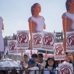 Simpatizantes de Claudia Sheinbaum durante un evento de campaña electoral.