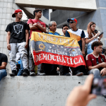 Manifestantes protestan en Venezuela contra la victoria de Nicolás Maduro en las elecciones presidenciales tras el anuncio oficial de su triunfo.