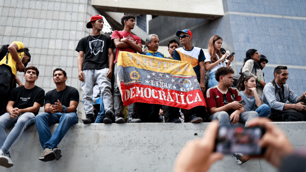 Manifestantes protestan en Venezuela contra la victoria de Nicolás Maduro en las elecciones presidenciales tras el anuncio oficial de su triunfo.