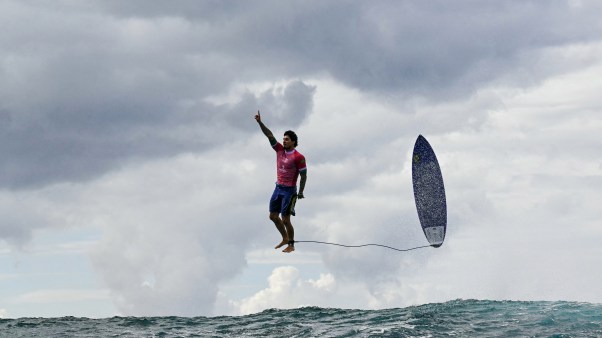 El brasileño Gabriel Medina reacciona tras conseguir una gran ola en surf masculino durante los Juegos Olímpicos de París 2024.