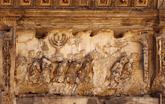 Arco de Tito representa a los cautivos y los despojos de Judea.