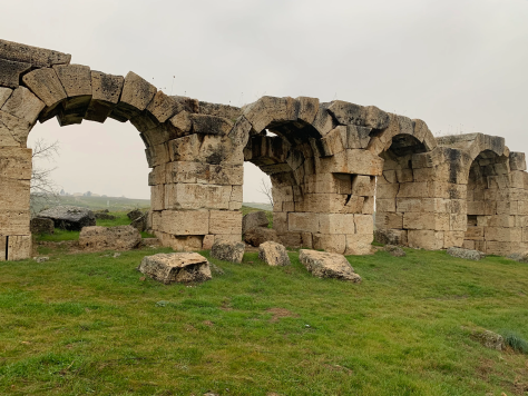 Acueducto en la entrada de Laodicea.