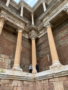 Pilares de una sinagoga junto a un gimnasio romano en Sardis.