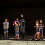 Mujeres chiíes con sus hijos tras haber huído del sur del Líbano en busca de refugio en Beirut.