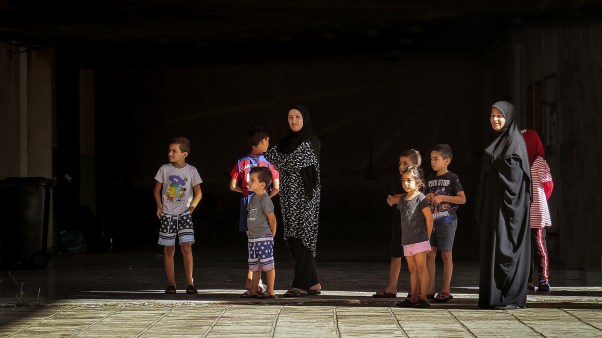 Mujeres chiíes con sus hijos tras haber huído del sur del Líbano en busca de refugio en Beirut.