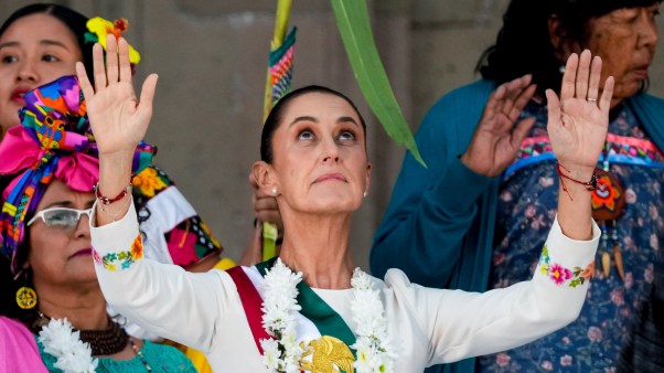 Claudia Sheinbaum participa en una ceremonia indígena como parte de su toma de posesión como nueva presidenta de México.