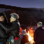 Una mujer ora por un inmigrante colombiano en Arizona mientras este esperaba ser recogido por la patrulla fronteriza la noche antes de la toma de posesión de Donald Trump.