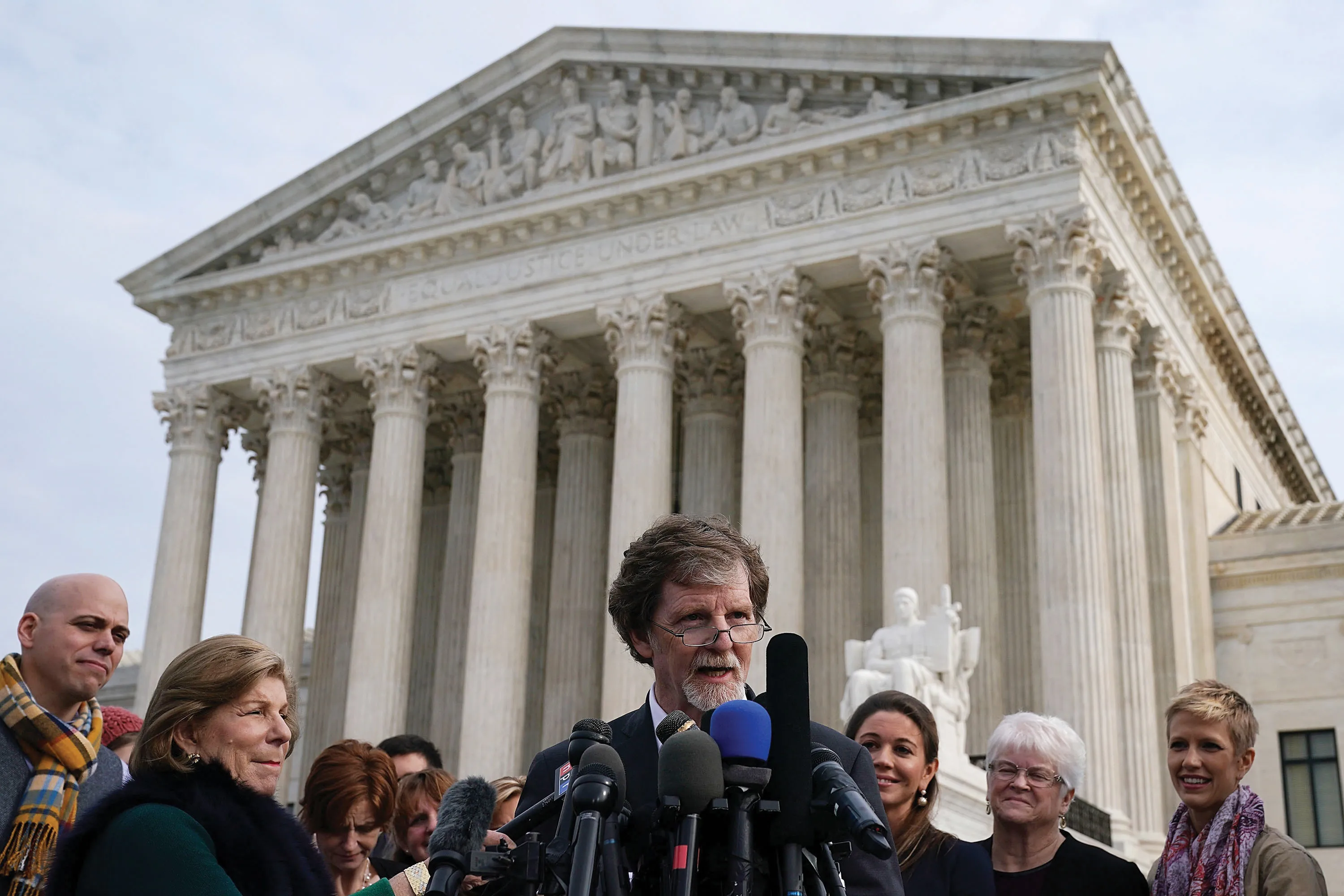 El pastelero Jack Phillips (centro) habla ante el edificio de la Corte Suprema de Estados Unidos en 2017 durante el juicio contra Masterpiece Cakeshop.