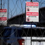 Señales de advertencia en el puente internacional Paso del Norte que une México con Texas.