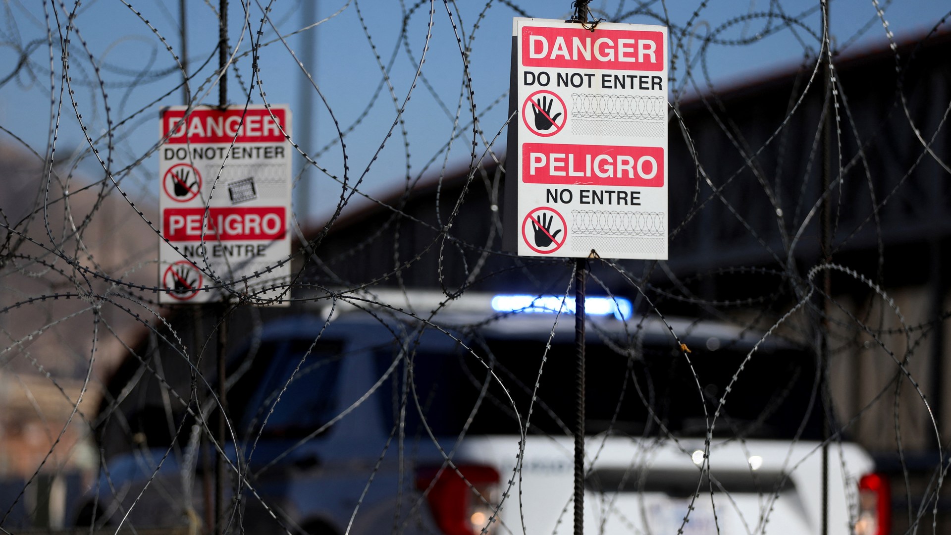 Señales de advertencia en el puente internacional Paso del Norte que une México con Texas.
