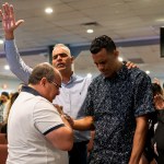 Creyentes oran por inmigrantes indocumentados durante un servicio en la Iglesia Rescate de Miami en 2023.