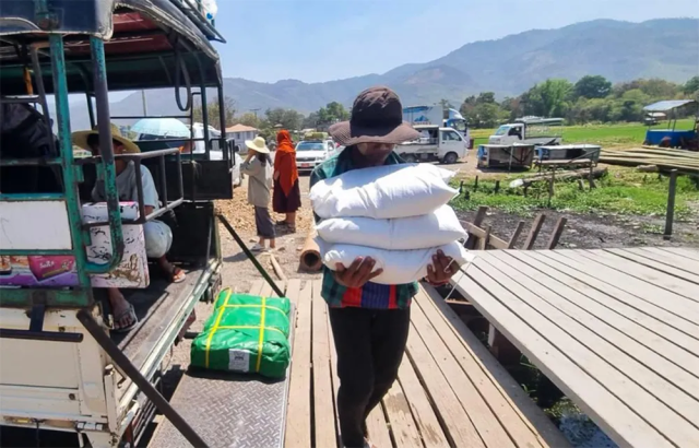 Trabajadores de Partners Relief and Development descargan suministros.