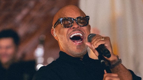 Israel Houghton canta en español.