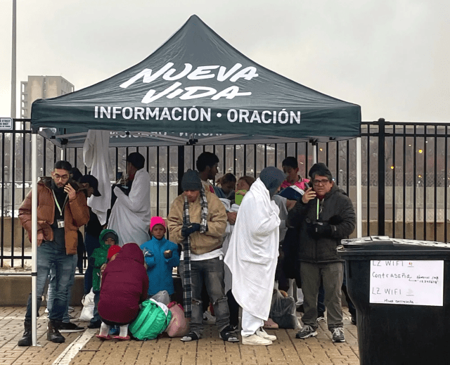 New Life Centers (Centros Nueva Vida), un ministerio asociado con la iglesia New Life Church, se asoció con la ciudad de Chicago para procesar a los migrantes que llegaban en autobuses desde Texas.