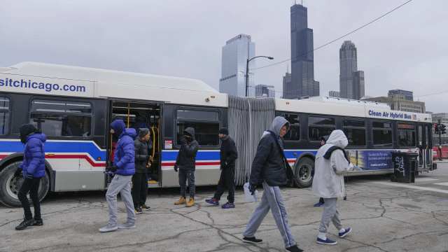 Migrantes utilizan autobuses urbanos en el centro de Chicago para escapar del frío en enero de 2024.
