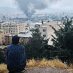 Una columna de humo se levanta después de que un misil israelí impactara un edificio en Teherán, Irán, el 16 de junio de 2025.