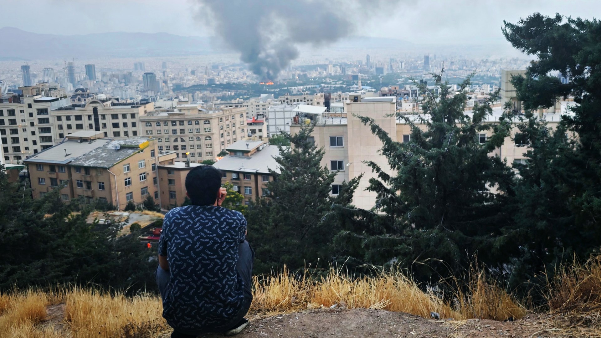 Una columna de humo se levanta después de que un misil israelí impactara un edificio en Teherán, Irán, el 16 de junio de 2025.