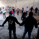 Miembros del grupo Guerreros Buscadores oran en el Rancho Izaguirre, donde localizaron tres crematorios humanos mientras buscaban a sus familiares en México.
