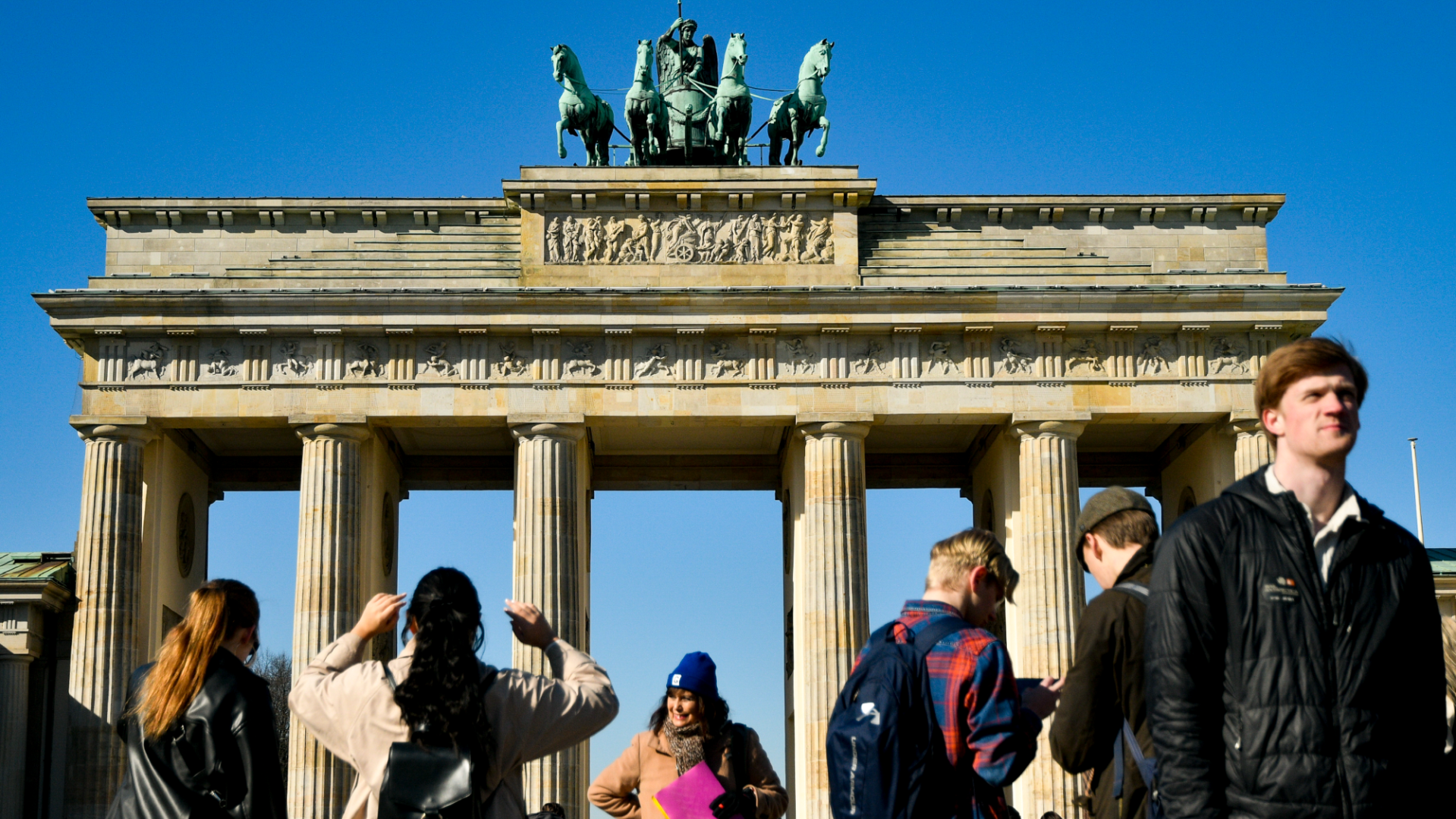 Jóvenes frente a la Puerta de Brandeburgo en Berlín.