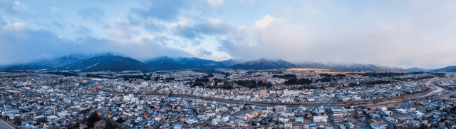 Ina se encuentra en un valle fluvial entre las cordilleras de los Alpes Minami (del Sur) y Chuo (Central).