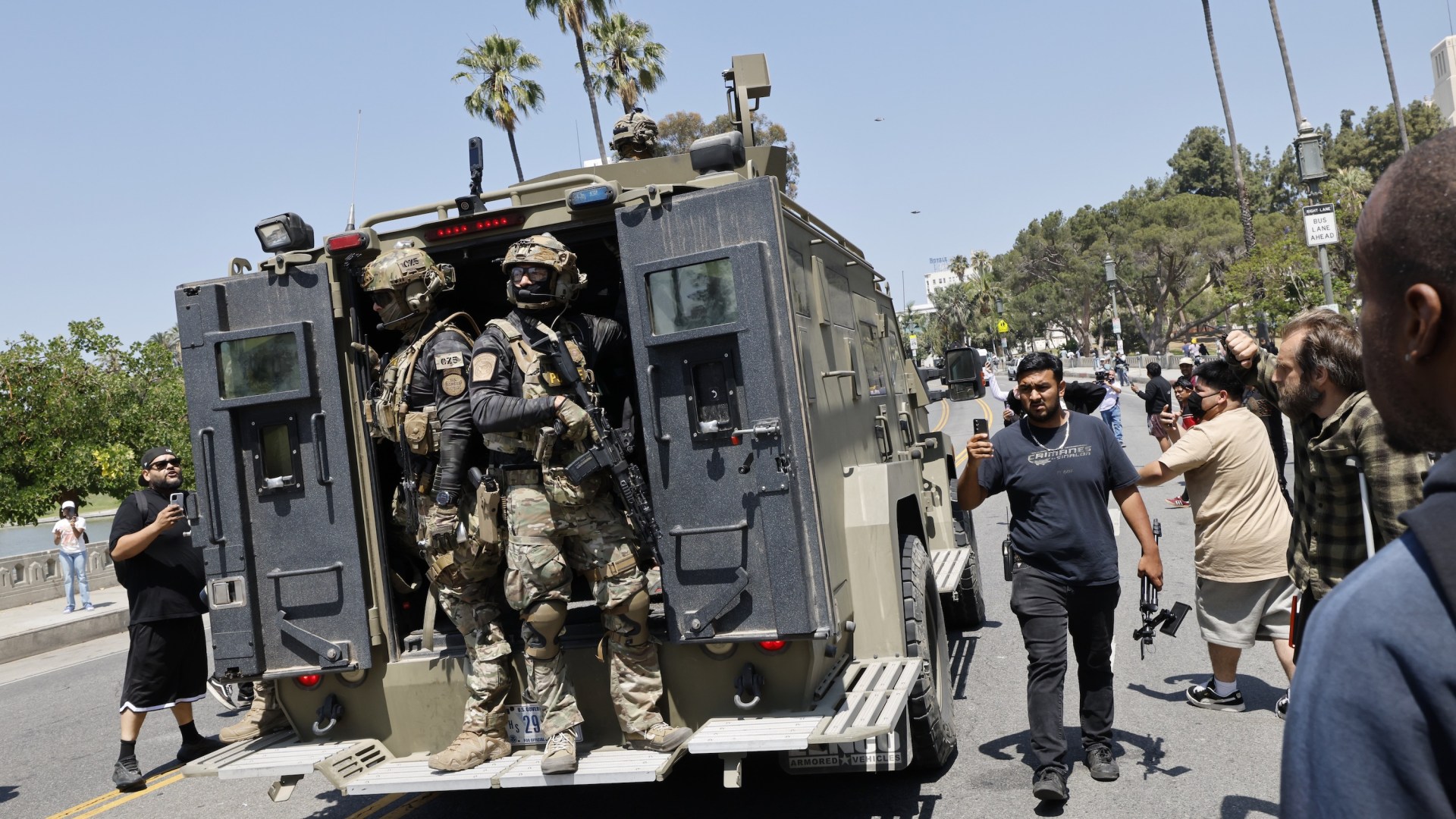 Agentes federales de inmigración cerca del parque MacArthur en Los Ángeles.