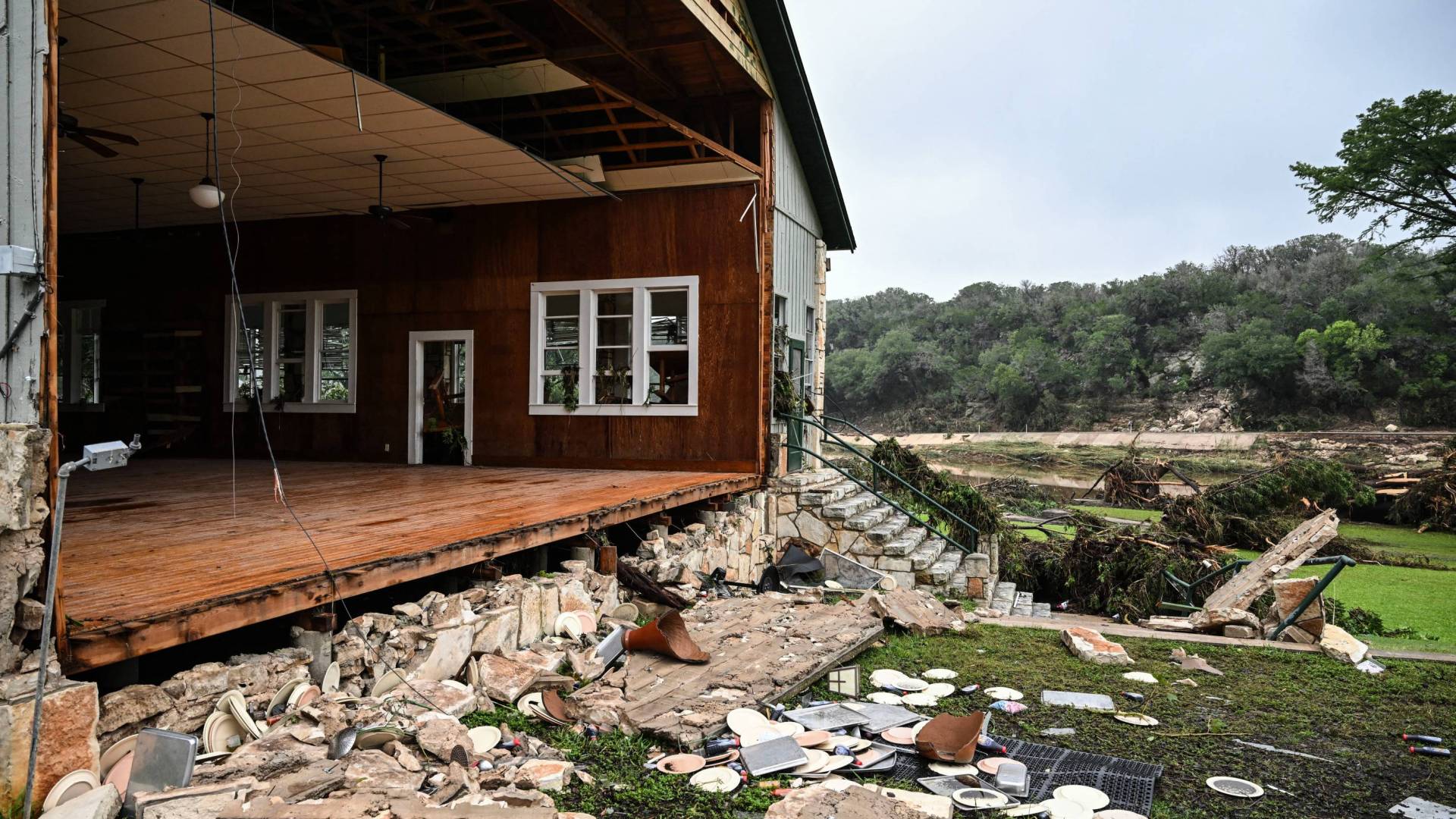 Vista de un edificio dañado en el campamento Mystic, en Hunt, Texas.