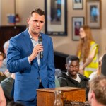 Charlie Kirk debate con estudiantes en The Cambridge Union el 19 de mayo de 2025.
