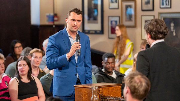 Charlie Kirk debate con estudiantes en The Cambridge Union el 19 de mayo de 2025.