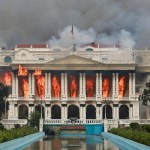 Manifestantes incendian el principal edificio administrativo del gobierno de Nepal el 9 de septiembre de 2025.