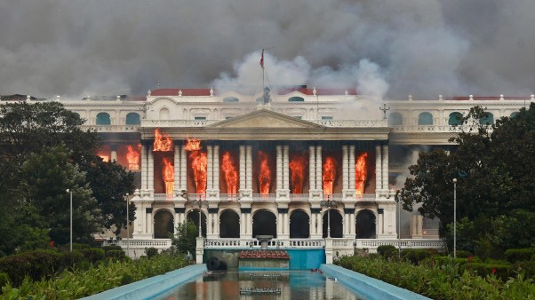 Manifestantes incendian el principal edificio administrativo del gobierno de Nepal el 9 de septiembre de 2025.