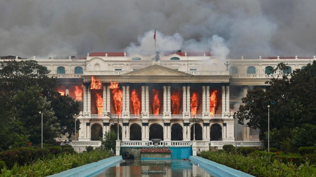 Manifestantes incendian el principal edificio administrativo del gobierno de Nepal el 9 de septiembre de 2025.