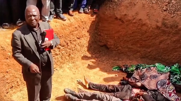 El reverendo Ezekiel Dachomo oficia el entierro masivo de al menos doce cristianos víctimas de la militancia islámica el 15 de octubre de 2025.
