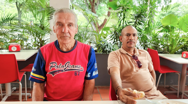 Jonathan Coche-Vásquez (derecha) y su tío Frank González (izquierda).