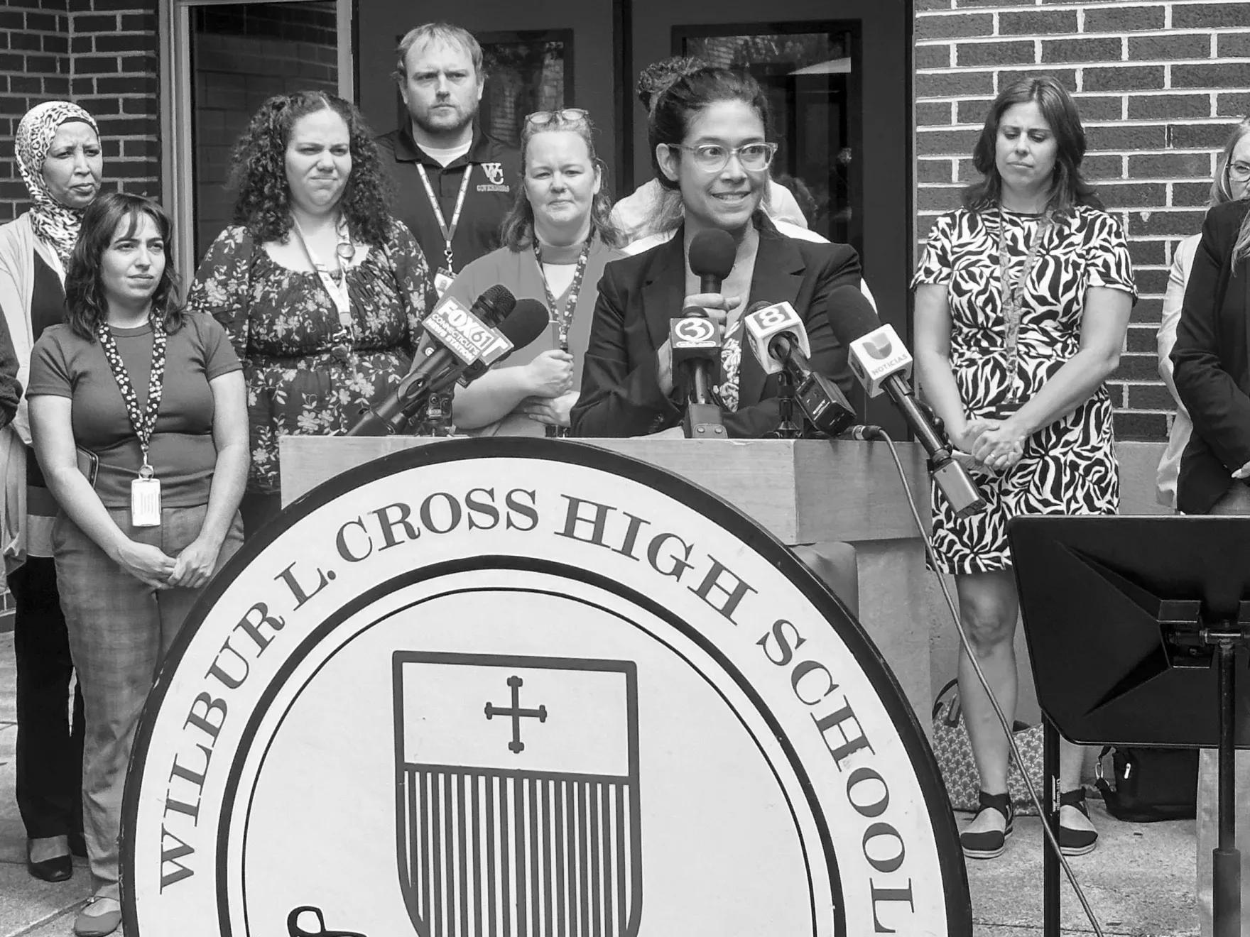 Fotografía en la que Williams habla en una rueda de prensa en New Haven, Connecticut, tras la liberación de un adolescente detenido en agosto de 2025.